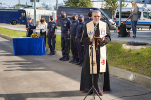 Kapelan policji podczas poświęcenia radiowozów.