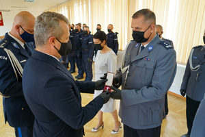 Wojewoda wręcza policjantowi medal