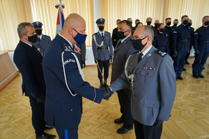 Komendant gratuluje Komendantowi z Brodnicy wzorowej postawy jego policjanta