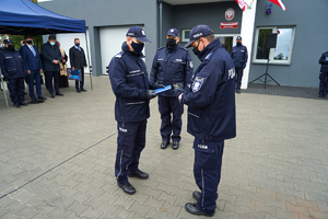 kierownik posterunku odbiera od Zastępcy Komendanta Głównego Policji kluczyki do posterunku