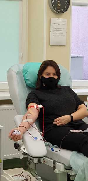 Kobieta oddaje honorowo krew