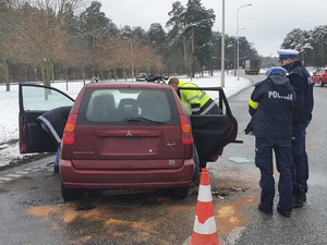 Widok na rozbity samochód