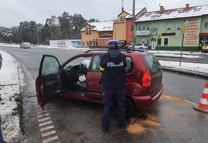 Widok na rozbity samochód