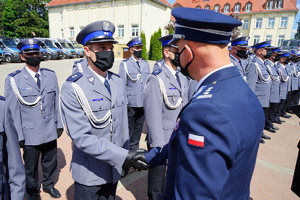 Komendant gratuluje stopnia oficerskiego policjantowi