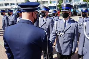 Komendant gratuluje stopnia oficerskiego policjantowi