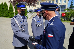 Komendant gratuluje policjantowi wyróżnienia odznaką Zasłużony Dawca Krwi