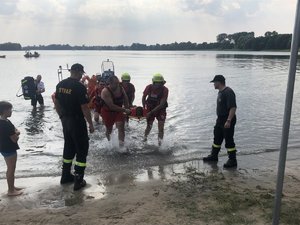 Ratownicy wyciągają pozoranta na brzeg