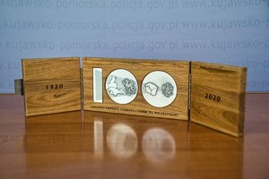 Widok na medal leżący na stole