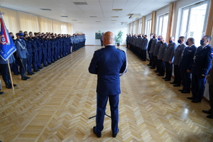 Komendant przemawia do policjantów