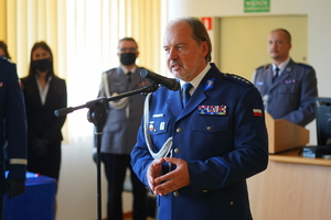 Przewodniczący Zarządu Głównego Niezależny Samorządny Związek Zawodowy Policjantów Rafał Jankowski przemawia do policjantów.