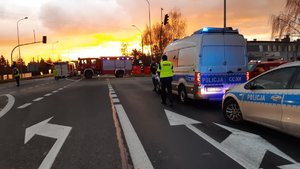 Samochody straży i radiowozy.