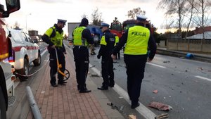 Policjanci na miejscu wypadku.