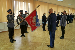 Szef policjantów przez sztandarem.