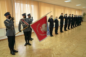 Policjanci w rzędzie podczas ślubowania.