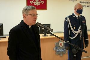 Kapelan policji podczas przemowy.