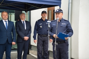 Policjant przemawia do uczestników uroczystości