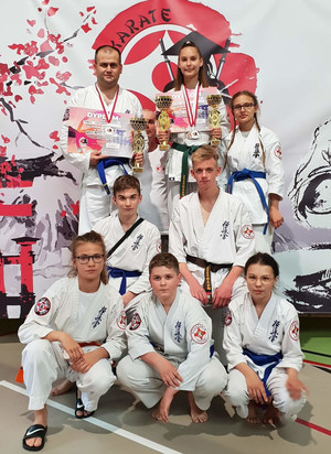 Grupa zawodników karate.