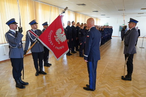 komendant wojewódzki wita poczet sztandarowy