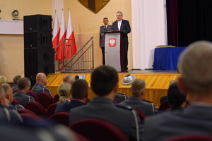 Policyjny Kapelan przemawia do policjantów