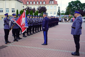 Komendant oddaje hołd w stronę sztandaru