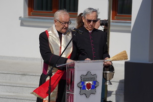 ksiądz przemawia do zebranych gości