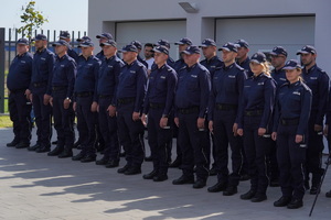 policjanci stoją w dwuszeregu