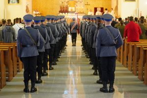 ujecie z tyłu na kompanię honorową stojącą w kościele