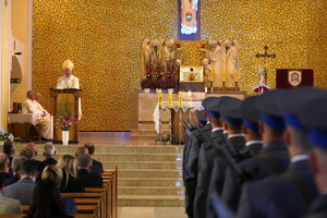 ksiądz przemawia do zebranych w kościele