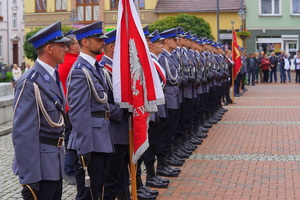 policjanci stoją w dwuszeregu na placu rynku tucholskiego