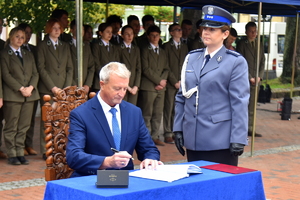 pracownik cywilny Policji wpisuje się do księgi