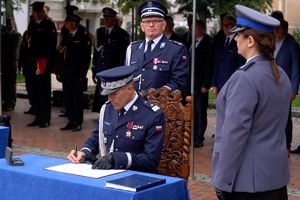 Komendant Główny Policji wpisuje się w księgę