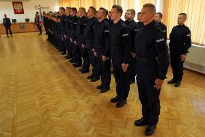 Policjanci z szeregach przed ślubowaniem.