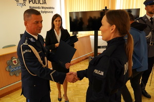 Policjantka odbiera gratulacje.