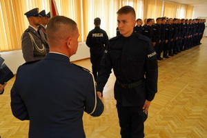 Policjant odbiera gratulacje.