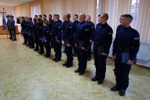 policjanci stoją w szeregu