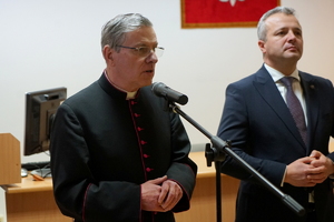 Kapelan kujawsko-pomorskiej policji przemawia do policjantów i gości