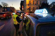 funkcjonariusz Inspekcji Transportu Drogowego kontroluje kierowcę taksówki