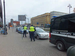 Policjanci i inspektorzy podczas kontroli.