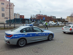 Policjant podczas kontroli.