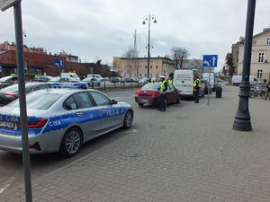 Służby podczas kontroli.