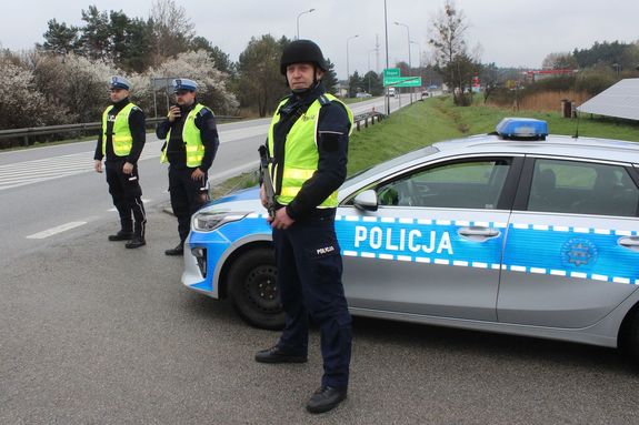 Policjanci w uzbrojeniu na blokadzie.