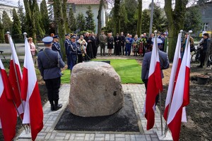 Widok miejsca uroczystości - flagi i pomnik.