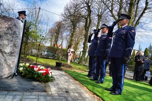 Oddanie hołdu poprzez salutowanie przez policjantów.