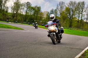 Dwóch policjantów jedzie na motocyklach po torze wyścigowym
