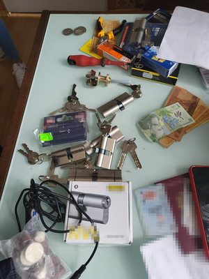 Widok na różnego rodzaju narzędzia i skradzione przedmioty