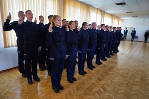 Nowoprzyjęci policjanci składają rotę ślubowania