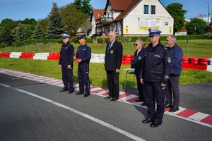 Rozpoczęcie zawodów - policjanci w szeregu.