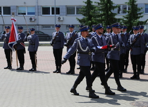 Poczet sztandarowy policjantów.
