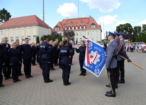 Policjanci podczas ślubowania do sztandaru.