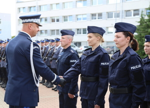 Szef policji gratuluje nowym policjantom.